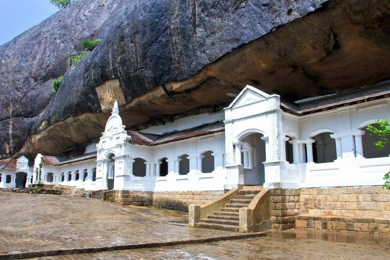 Церковь в шри ланке. Золотой пещерный храм Дамбулла. Пещерный храм Дамбулла Шри-Ланка. Шри Ланка золотой храм Дамбулла. В Шри Ланки храмы Дамбулла.