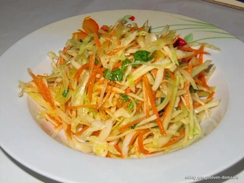 Витаминный (капуста, перец, огурец, морковь) 100г - 35р. Салат витаминный. Салат из капусты с морковью. Салат с капустой и морковкой. Капуста огурец морковь помидоры перец салат