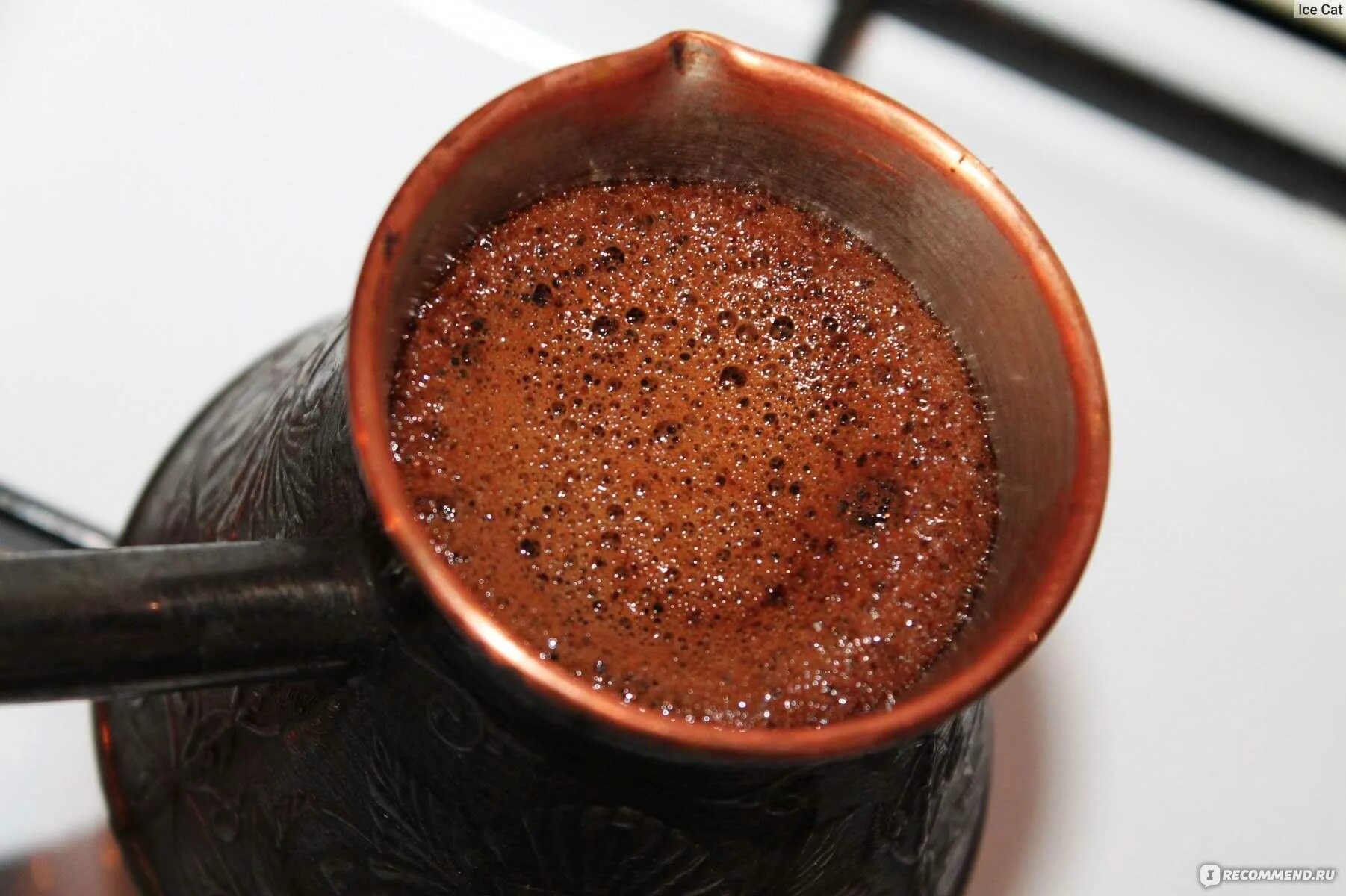 Вкусно сварить кофе в турке правильно. Кофе в джезве с корицей. кофе в турке. турки для кофе. кофе в турке с пенкой.