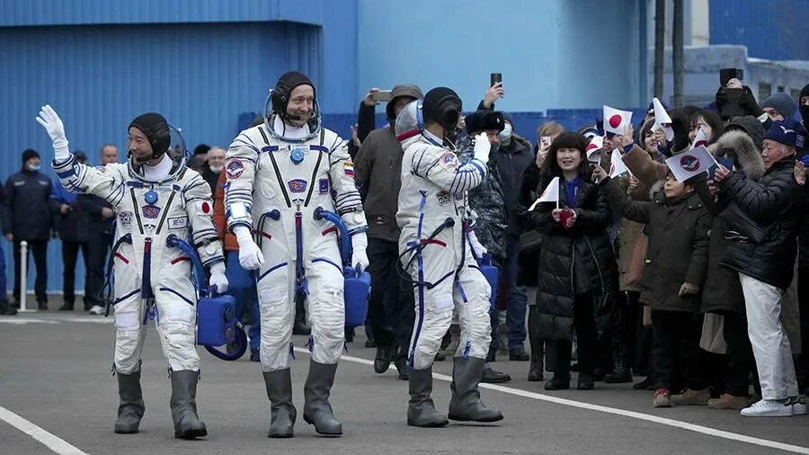 Космонавты на мкс. Союз мс-23 экипаж. Туристы в космосе 2024. Туристы в космосе 2024. Сша с космоса.