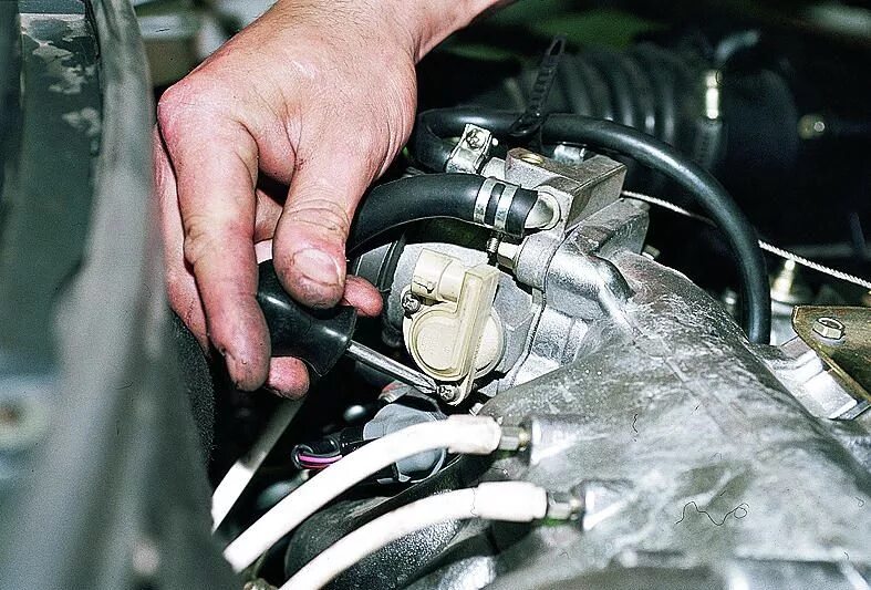 Датчик дроссельной заслонки ваз 2114. Дополнительное реле стартера нива 21213. Щелкают инжектора. 6. Ваз 2115 импульс на форсунки провод.