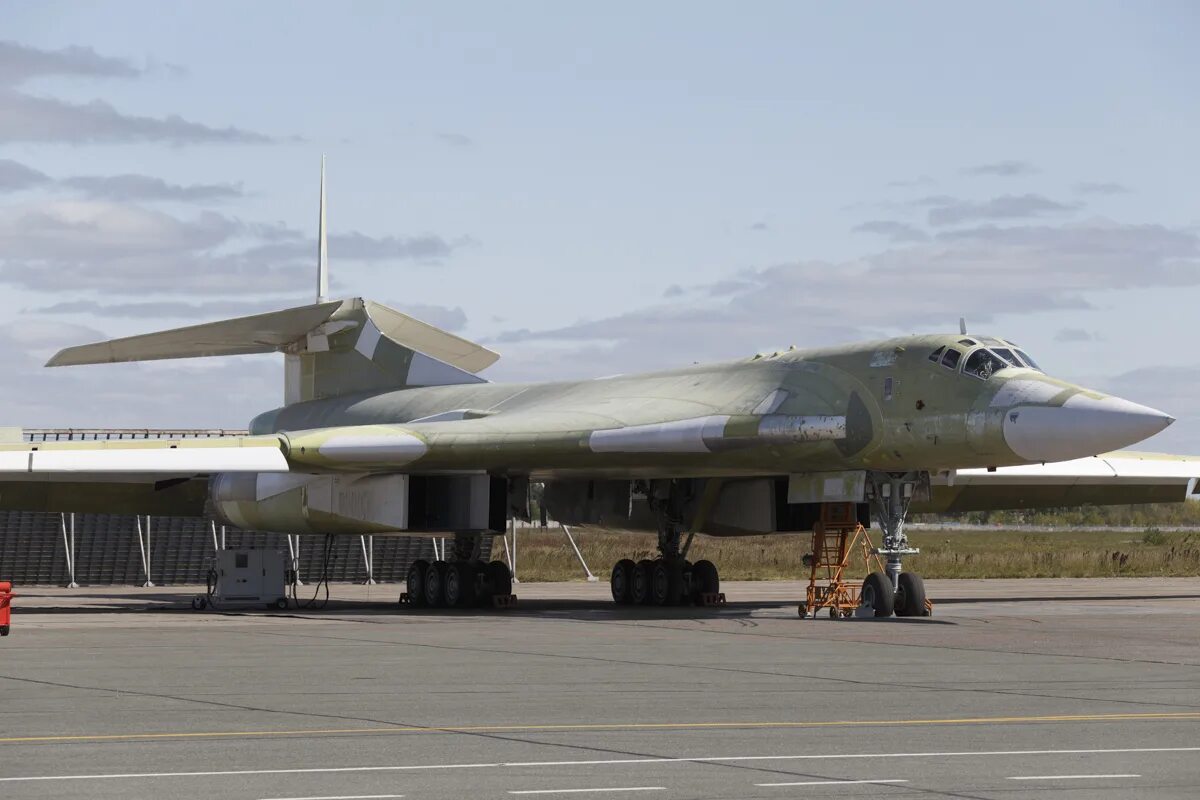 Ту-160м белый лебедь. Стратегический бомбардировщик ту-160м2. Ракетоносец ту-160м. Белый лебедь самолет ту 160.