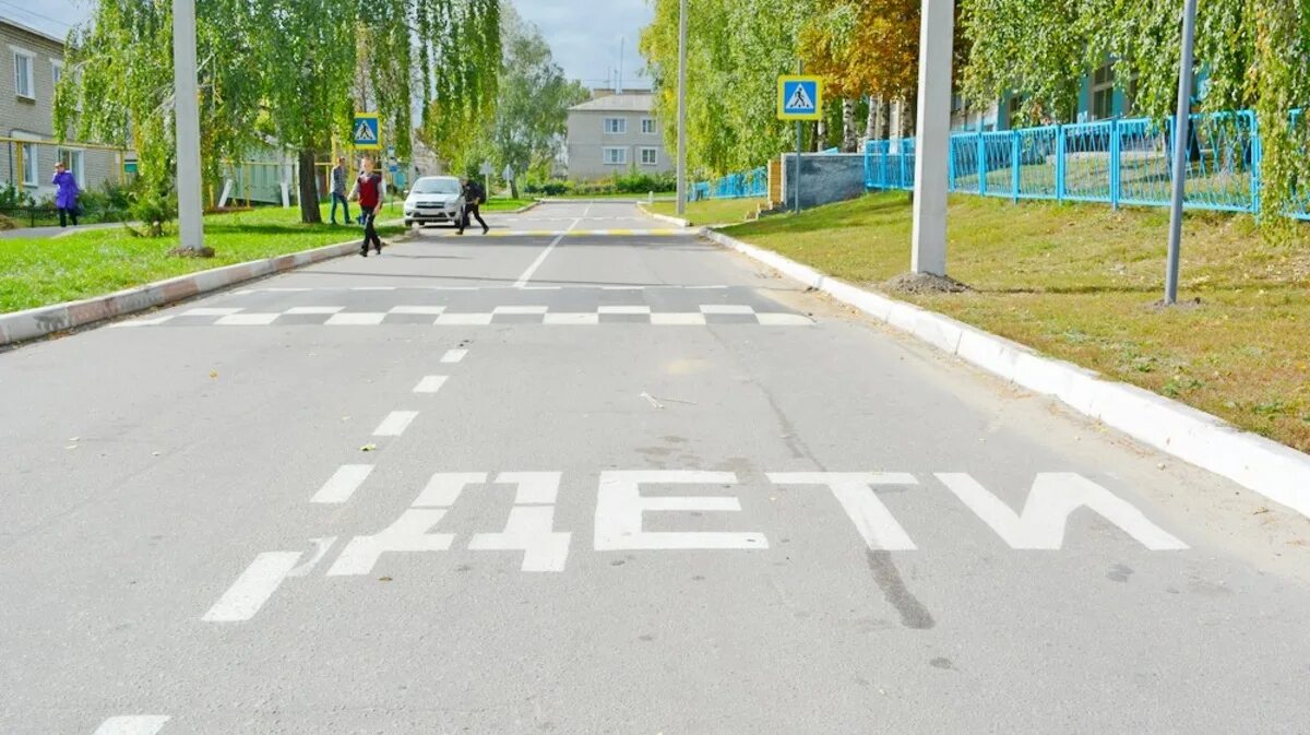 Пешеходный переход около школы. Тротуар у школы. Тротуар возле школы. Дорога возле школы.