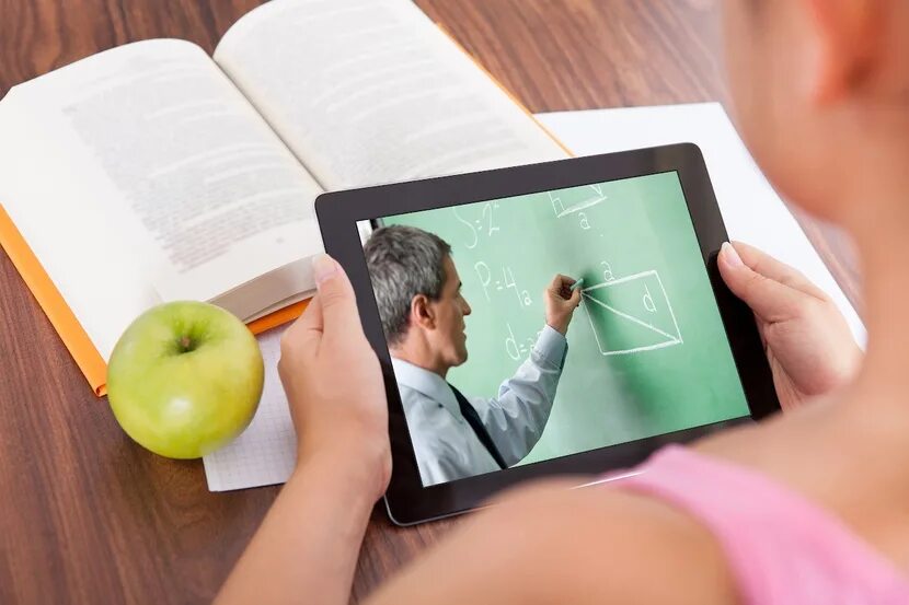 Technology in education. Ролик про образование. Retro educational video. Абитуриенты в москве. Обучающий видеоролик.