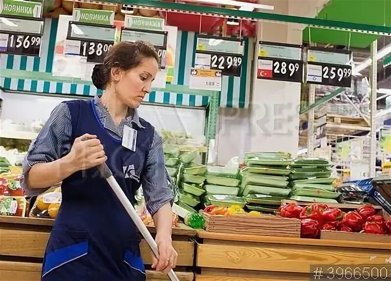 Уборщица в магазине пятерочка. Техничка в магазине. Пятерочка работа уборщица. Уборщица в магазине пятерочка. Уборщик лента.