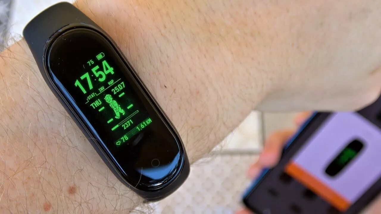 Mi Smart Band 4c циферблаты. Циферблат Pip boy mi Band 4. Xiaomi mi Band 5 циферблаты. Fallout циферблат mi Band 4. Mi band 4 айфон