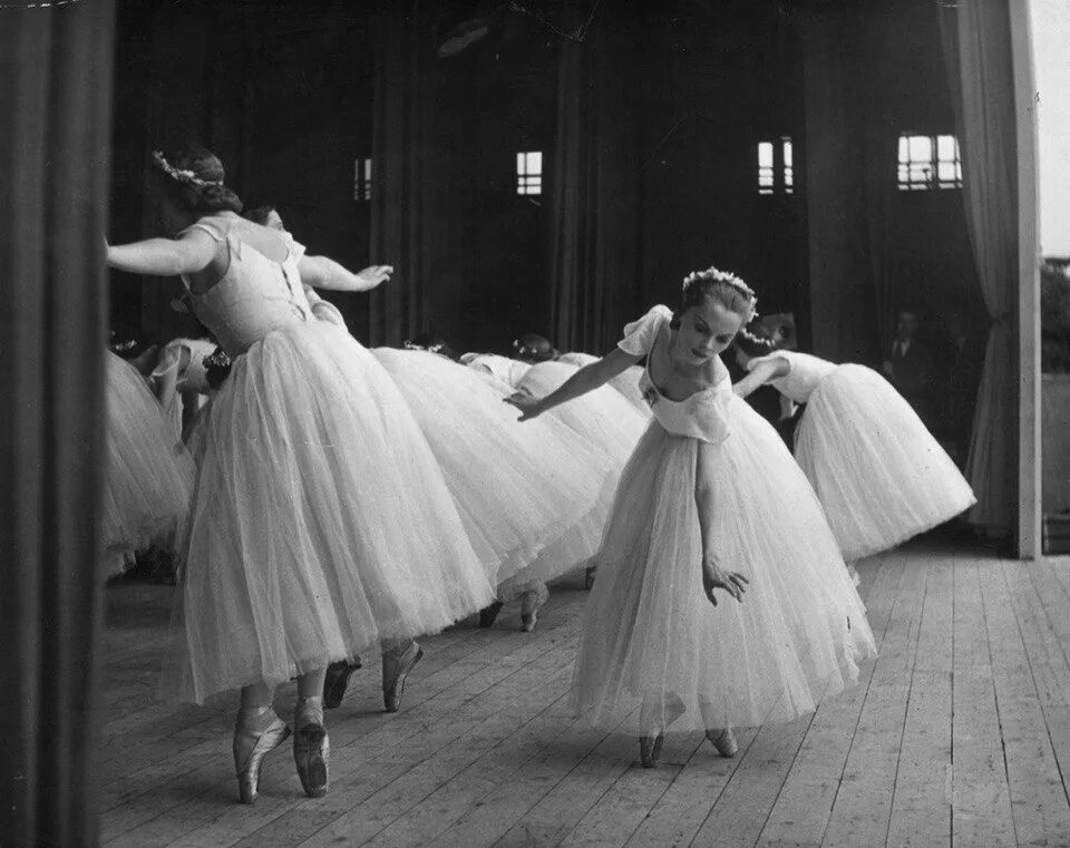 Первые балеты в россии. Балет 19 век. Русский балет 19 века. Балерины 20 века.