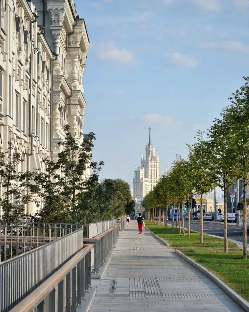 Улицы москвы лето. Улицы Москвы. Центральные улицы Москвы. Центр МСК улица. Улочки Москвы.