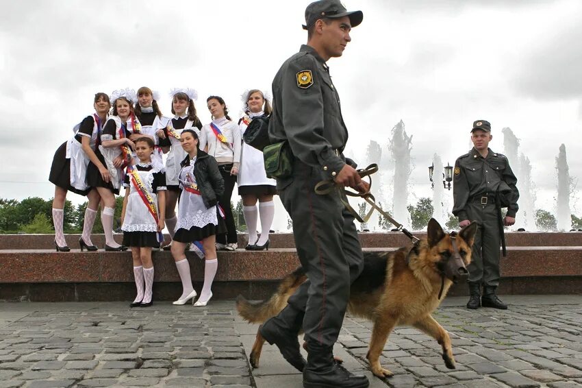 На страже охраняет. Рисунок на тему полицейский. Пограничник российские войска пограничные войска россии. Пограничник для детей. На страже охраняет.
