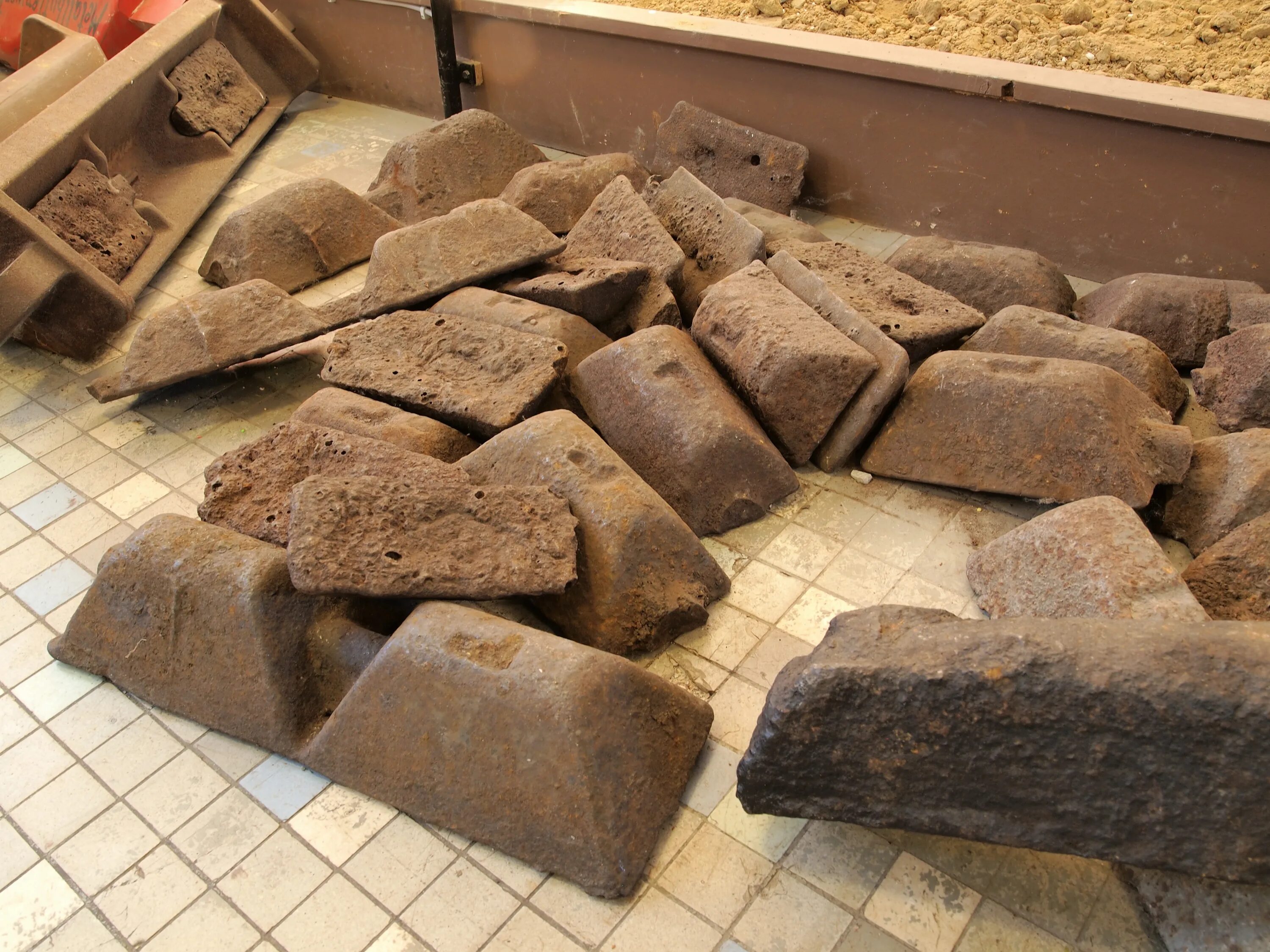 Как выглядит чугун. Слиток чугуна. iron ingot. как выглядит слиток чугуна. pig iron.