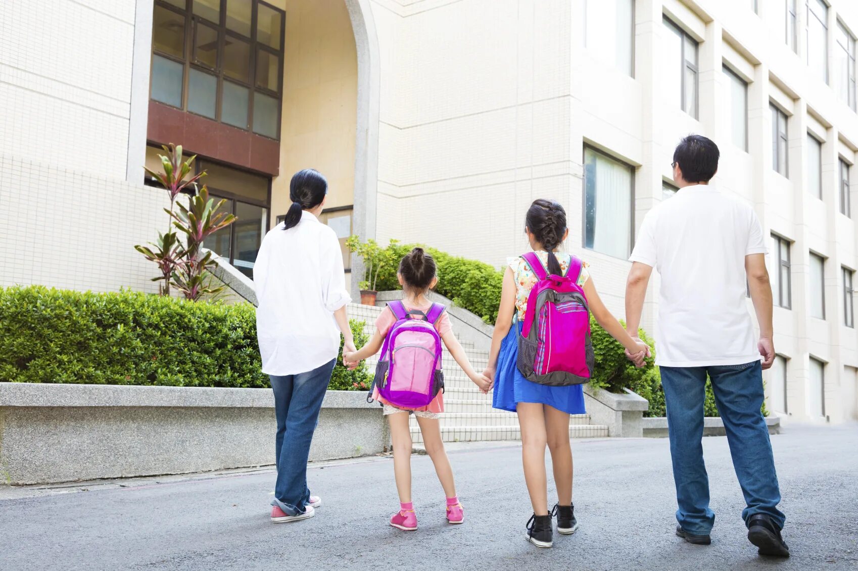 She was getting from school. Семья идет в школу. child with parents go to school. go to school. родители идут в школу.