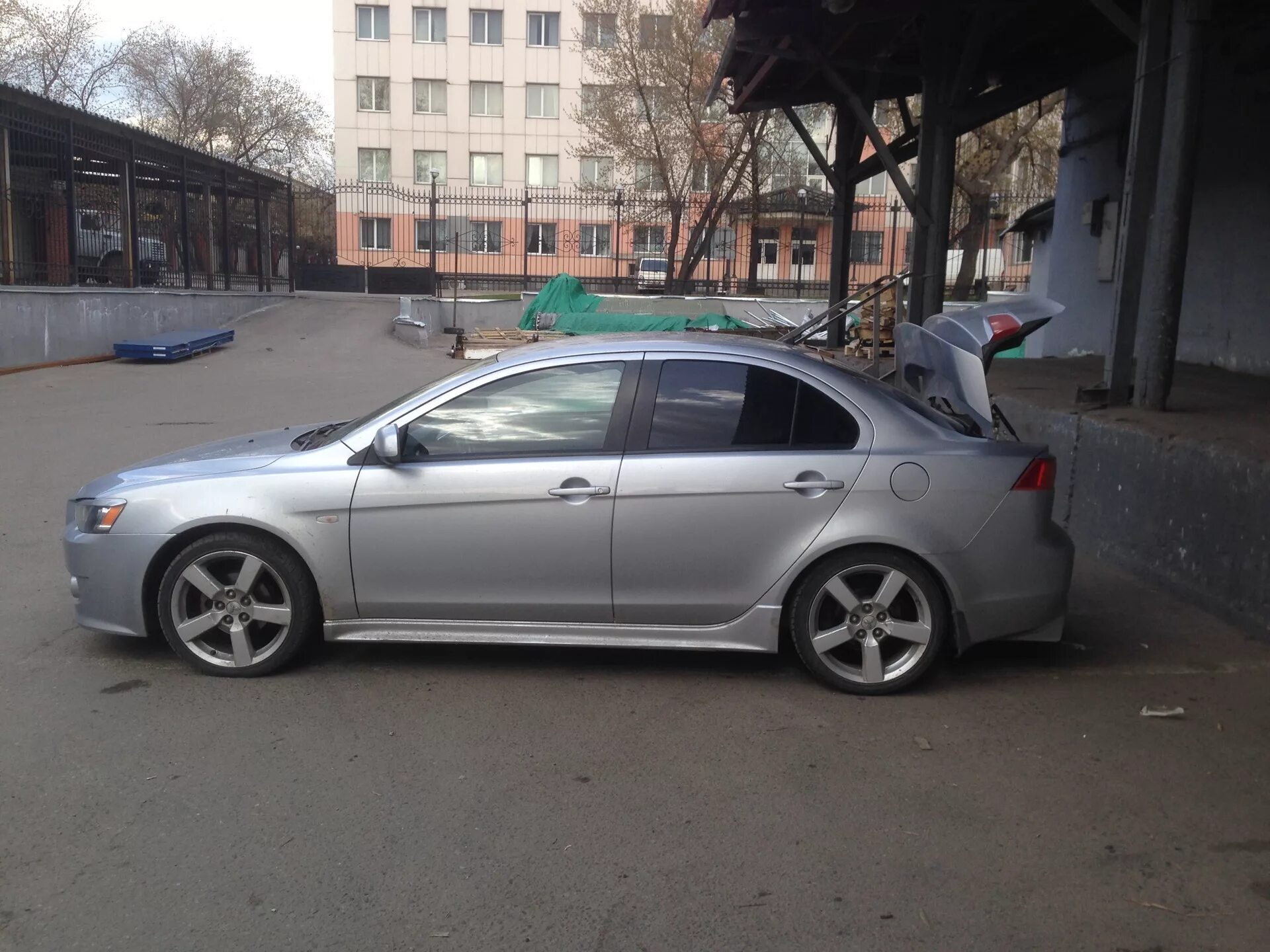 Mitsubishi lancer x r18. Mitsubishi lancer 10 на дисках. Митсубиси лансер 10 r18. Lancer x r19. Mitsubishi lancer 10 r18.
