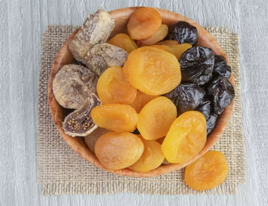 курага финики инжир. можно ли есть курагу на ночь. урюк инжир чернослив. можно ли есть курагу на ночь. сухофрукты изюм курага чернослив.