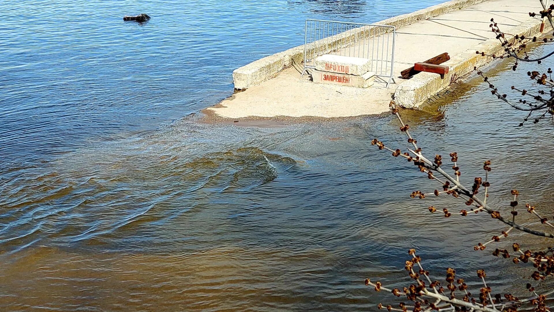 Набережная в Самаре 2022. Пляж Самара ГЭС. Самара затопленная набережная. Набережная Самары апрель.