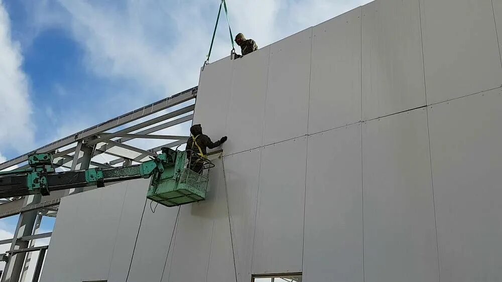 Монтаж сендвичпанелец. Сэндвич панели крепление чертеж. Монтажсенндвичпанелей. Смонтировать сэндвич панели. Крепление кровельных сэндвич панелей.