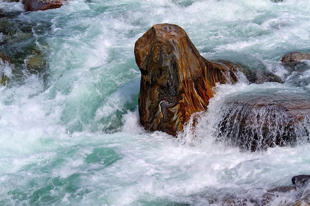 Течение воды. Бурная вода. Бурный поток воды. Водопад в океане.