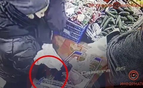 Отец совершил несколько будничных движений достал бумажник