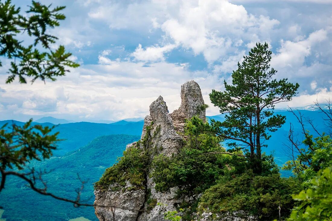 Гора чертов палец адыгея. Скала чертов палец адыгея. Скала утюг лагонаки. Скала пальцы. Даховская скала чертов палец.