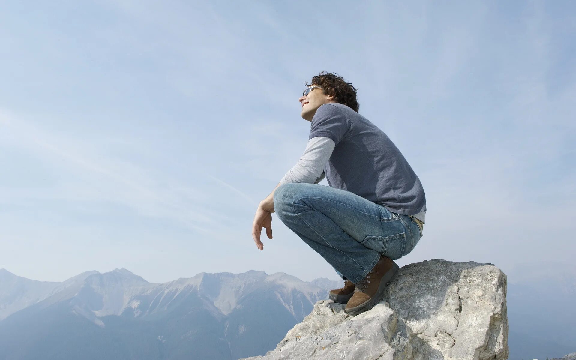 Студент в раздумьях. Человек вдалеке. Люди на земном шаре. Бизнесмен на вершине горы. Вершина горы.