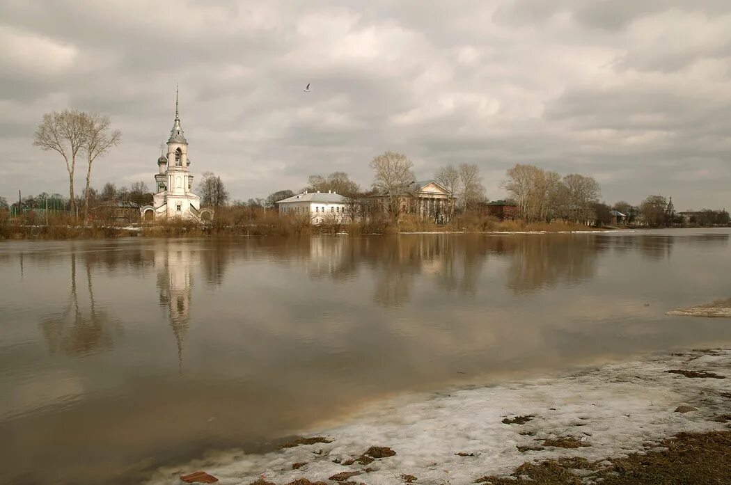 Вологда в апреле. Весна в вологде в городе. Храмы вологодская весна. Вологда весной. Река города вологда.