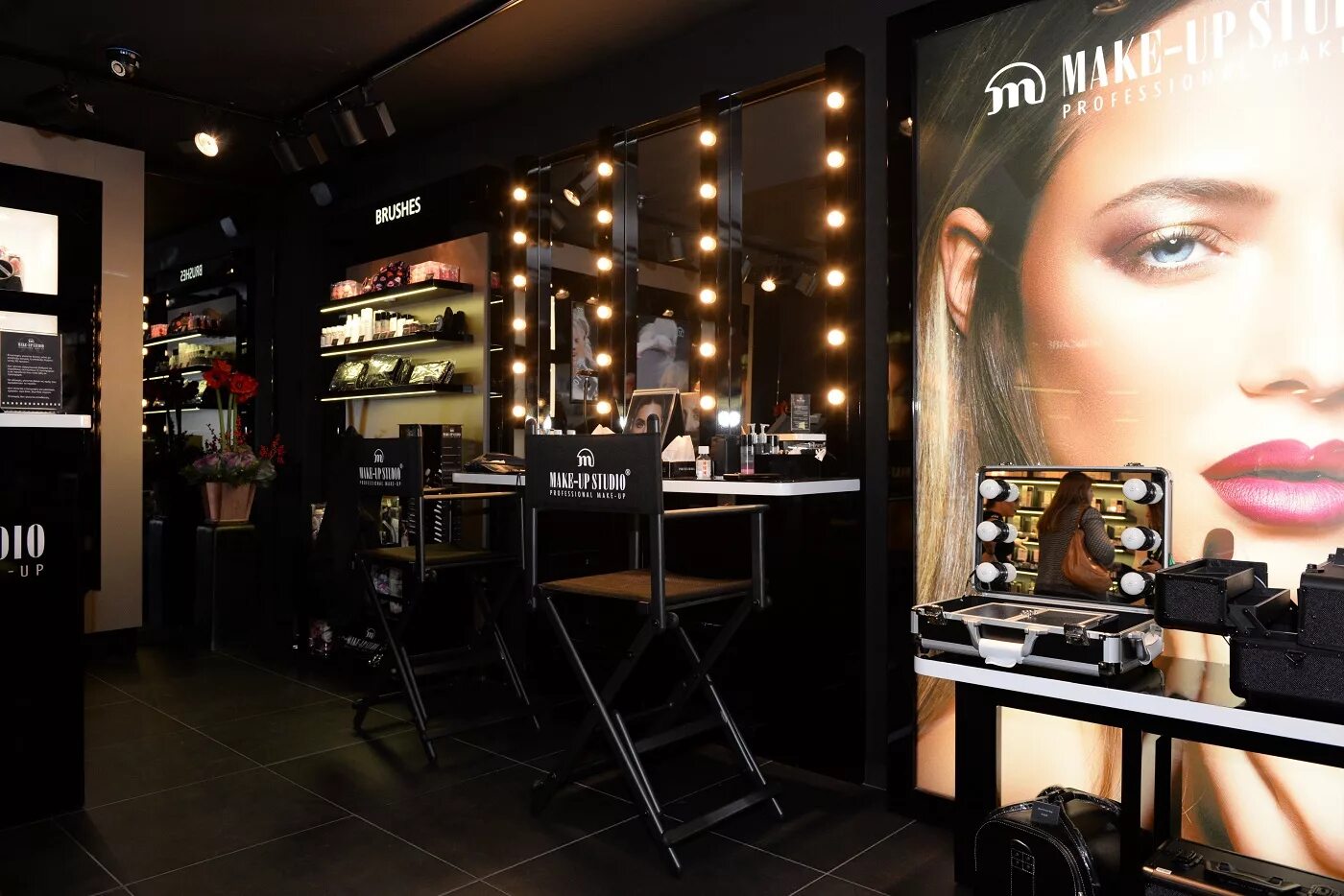 Make up студия. Интерьер студии визажиста. Студия визажиста. Интерьер студии визажиста. Студия макияжа интерьер.