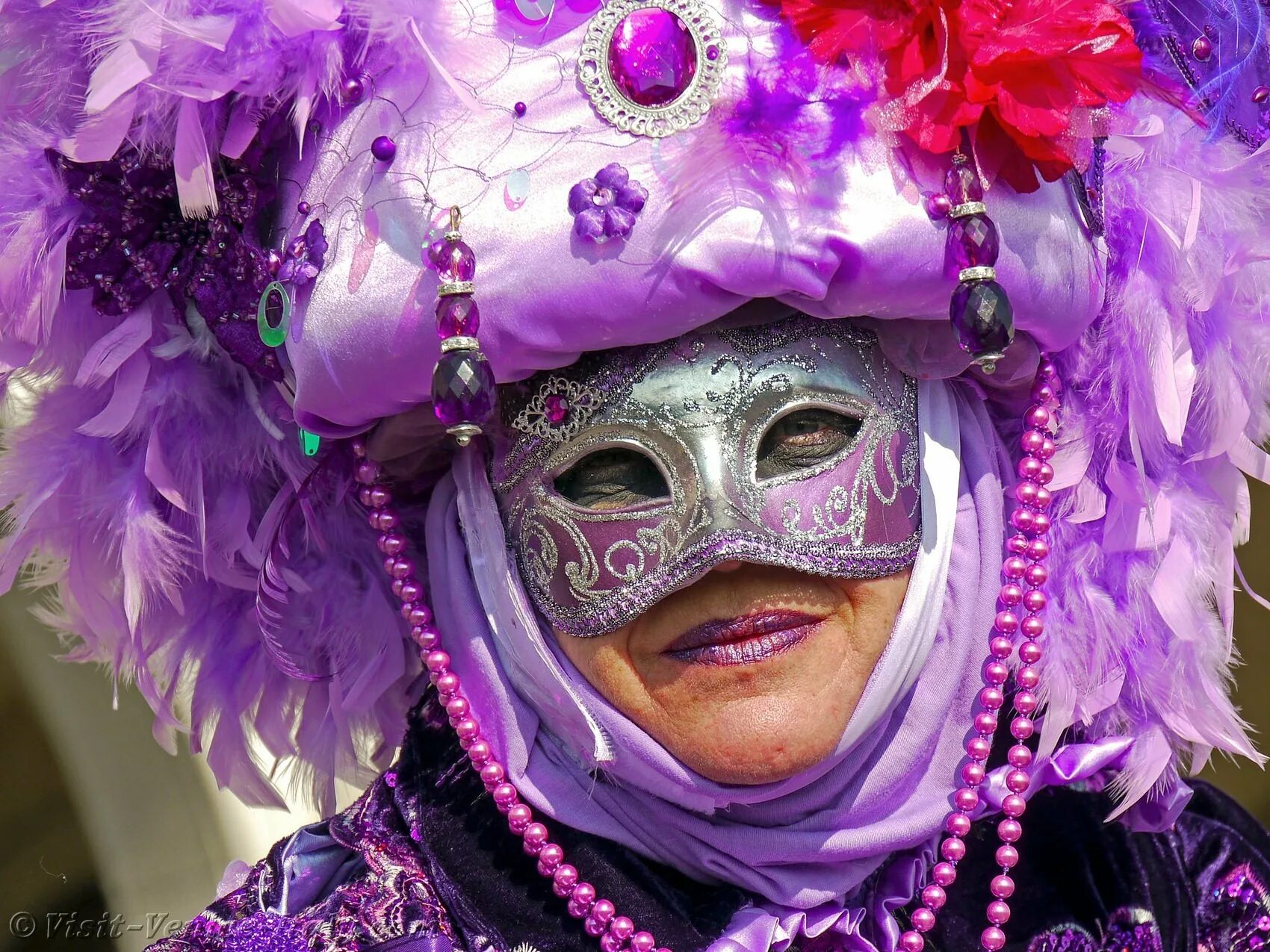 Тринидад карнавал. Джай шри кришна. Карнавал в венеции 2023. Кришна косплей. Карнавал в бразилии картинки.