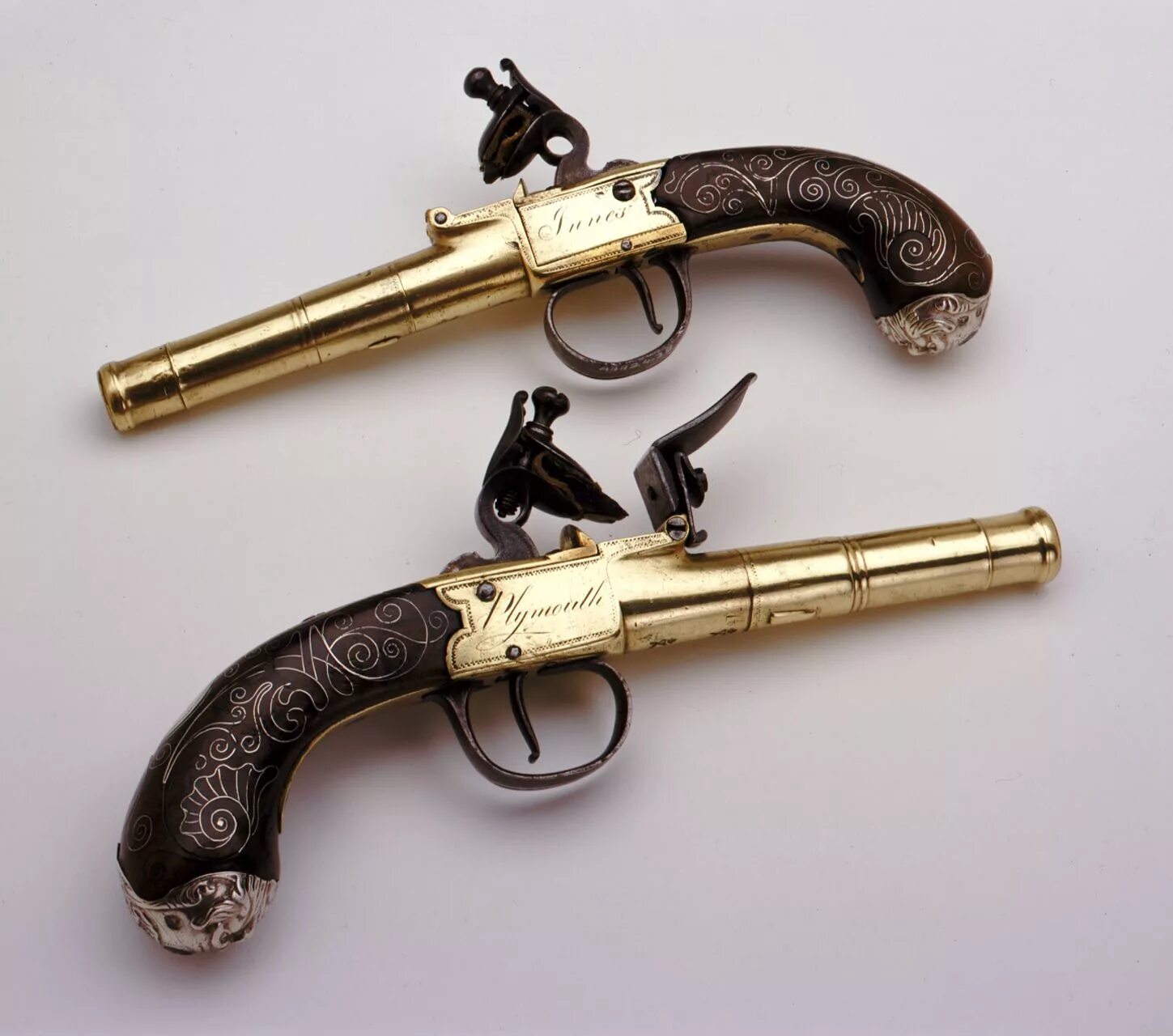 Антикварное огнестрельное оружие 19 века. Старинные пистоли.