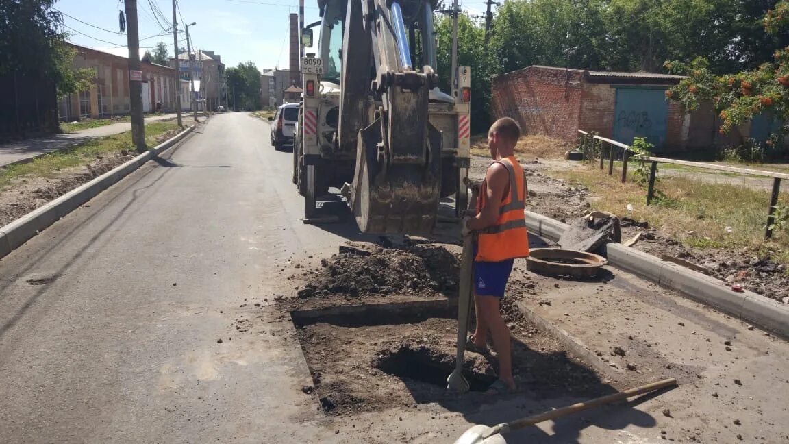 МКУ дирекция городских дорог Тамбов. Тамбов Строитель дорога. Дорожные рабочие узбеки ремонтируют дорогу. Оренбург там дорожники тротуар.