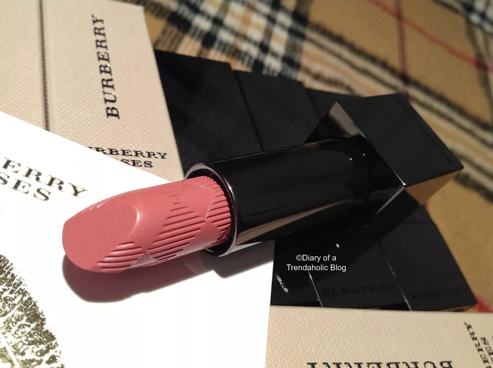 Burberry Lipstick 65. Burberry Burberry Kisses 33. Помада Burberry Kisses. Coral Pink 65 Burberry Kisses Lipstick. Помада burberry