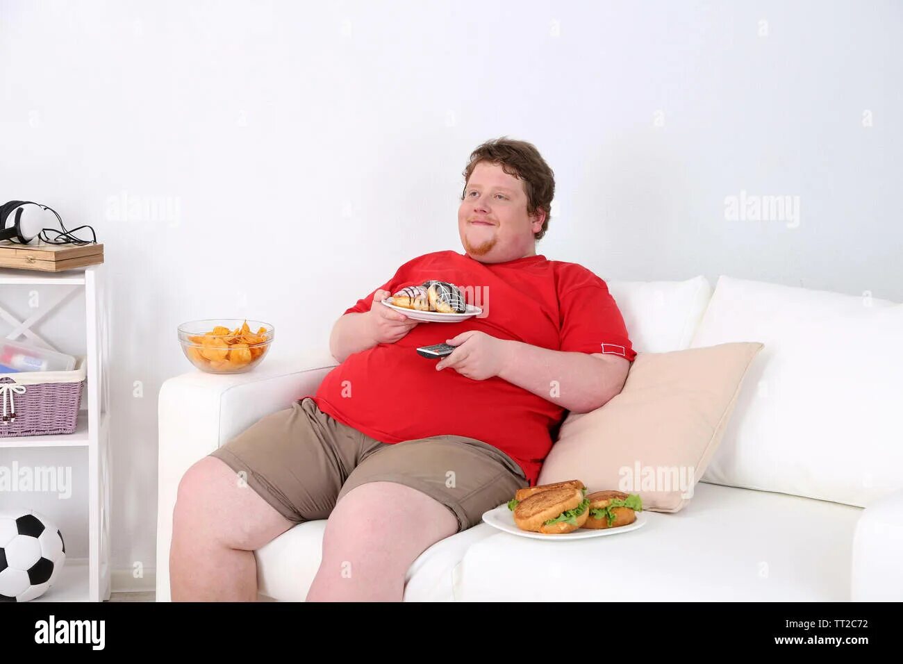 Мужчина с пузом на диване. Толстый мужчина на диване. Ленивый толстый мужчина. Избыточный вес у мужчин.