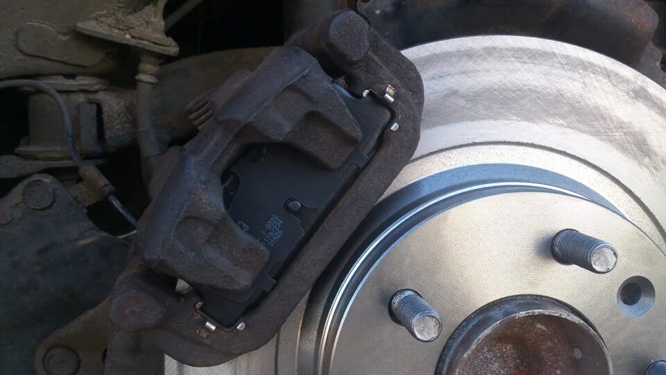 Замена тормозных мазда 6. Mazda 6 GH ручник колодки. Колодки ручника Мазда 6 GH. Mazda 6 задние колодки. Задние тормозные колодки ручника Мазда 6.