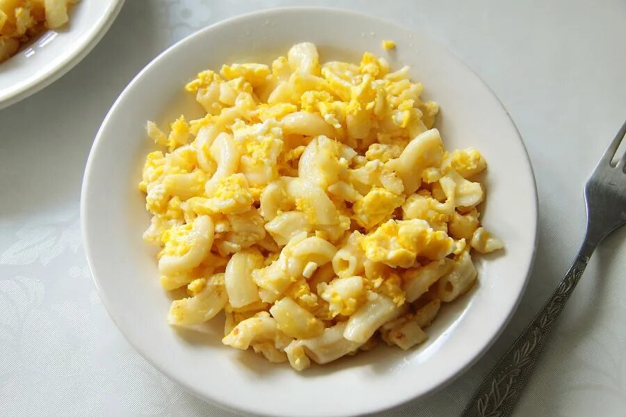 Макаронные изделия готовые. Макароны как в детском саду. Подлива к макаронам. Макароны с сыром домашние. Спагетти с яйцом и сыром.