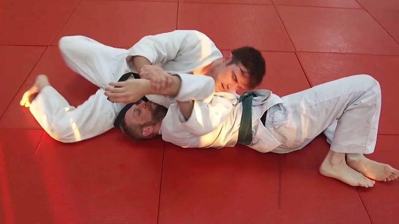 Foot choke. Foot choke. Девчонки fightingkids. Смешанная борьба дети. Парень душит девушку картинка.