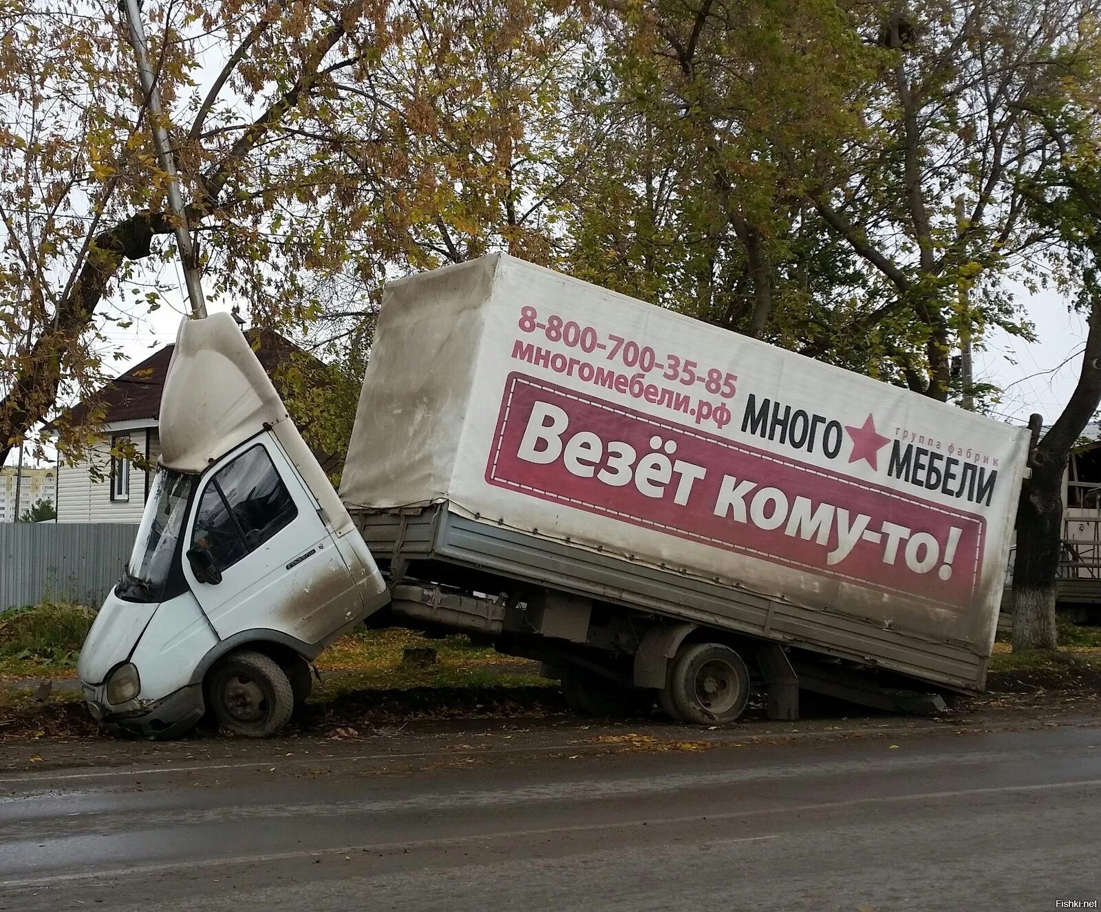 Что ответить на везет. Везет кому то. везет кому то мем. кому то не повезло. везёт кому-то мебель.