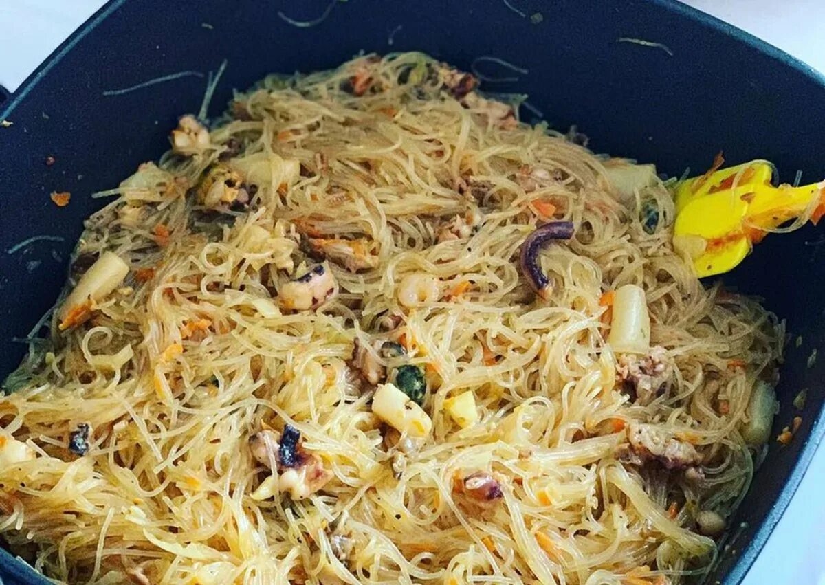 Морепродукты с фунчозой. Фунчоза с курицей и овощами. Фунчоза улитка. Фунчоза с сливками. Фунчоза с креветками в сливочном.