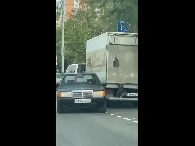 Едет катится зарешеченный