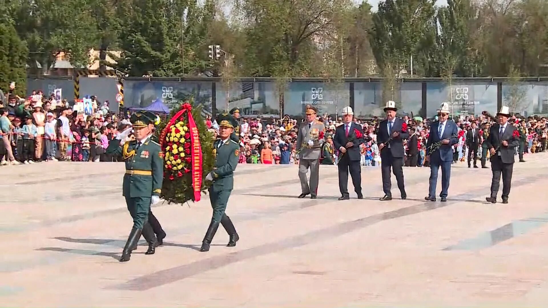 Празднование дня победы в городе. 9 Мая день Победы Кыргызстан. Праздник день Победы в Кыргызстане. Празднование дня Победы в Мяделе. 9 Мая Бишкек.