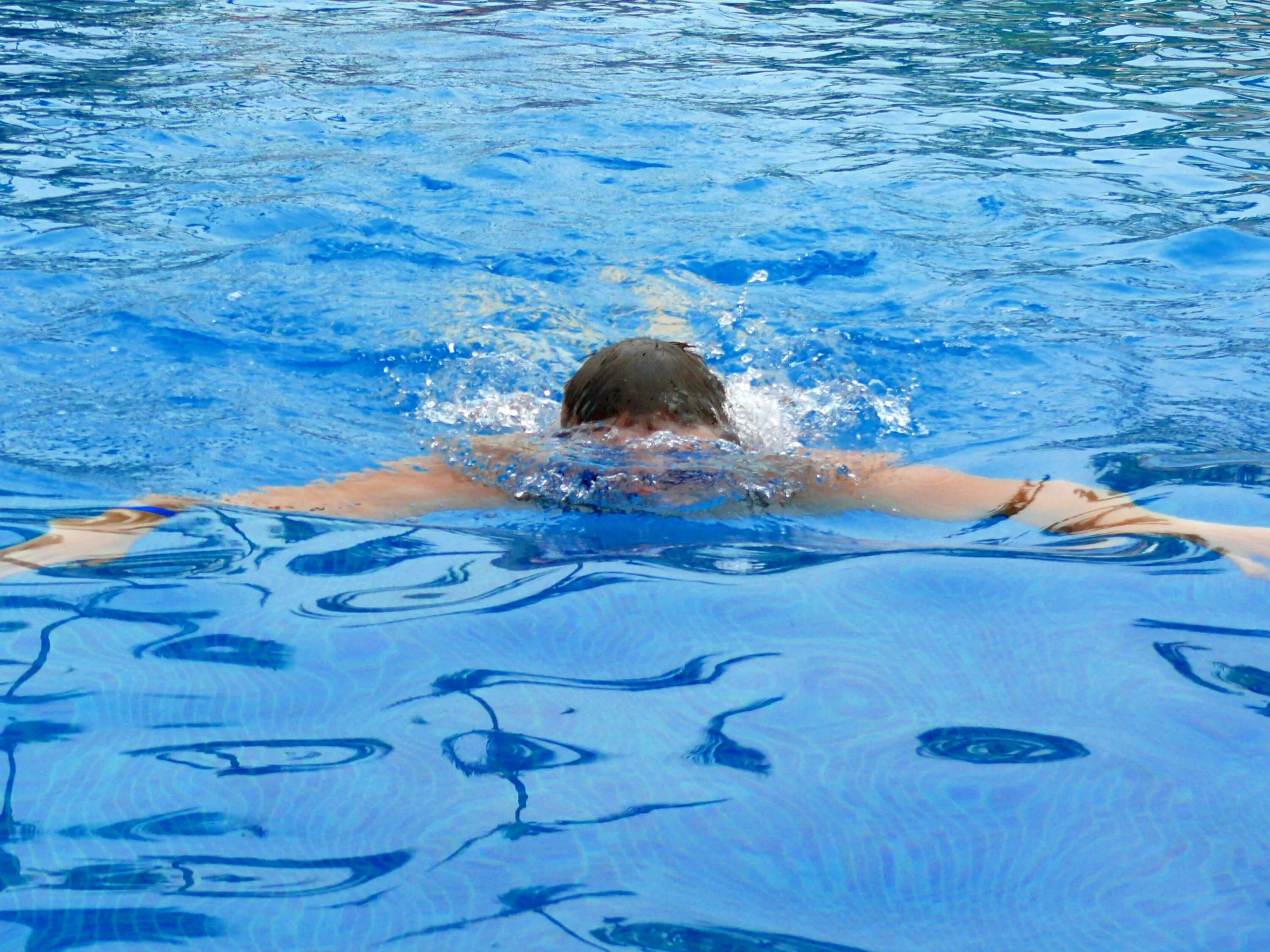 Body of water. Плавать в бассейне. Человек плывет в бассейне. Плавая в бассейне. Вода плавание.