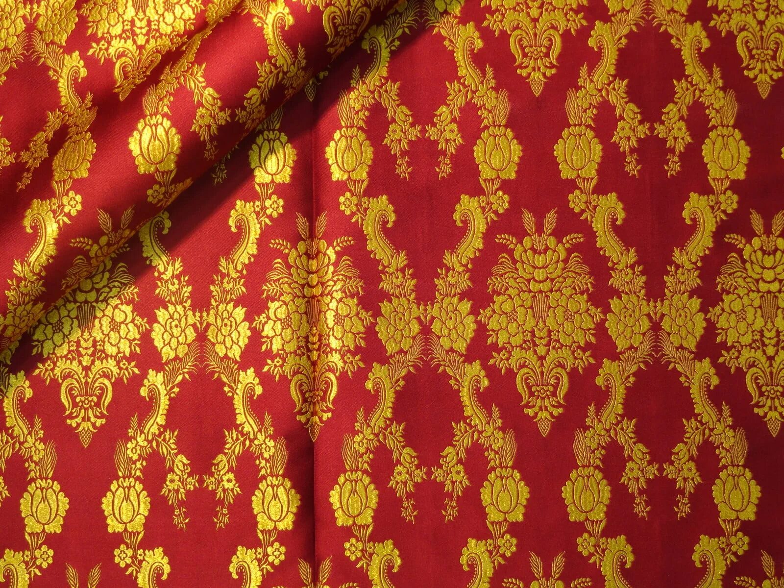 Гобеленовая белая парчовая ткань. Парча джаулукъчукъ кемал. Черненая парча. Парча красная жаккард. Ткань жаккард красный.