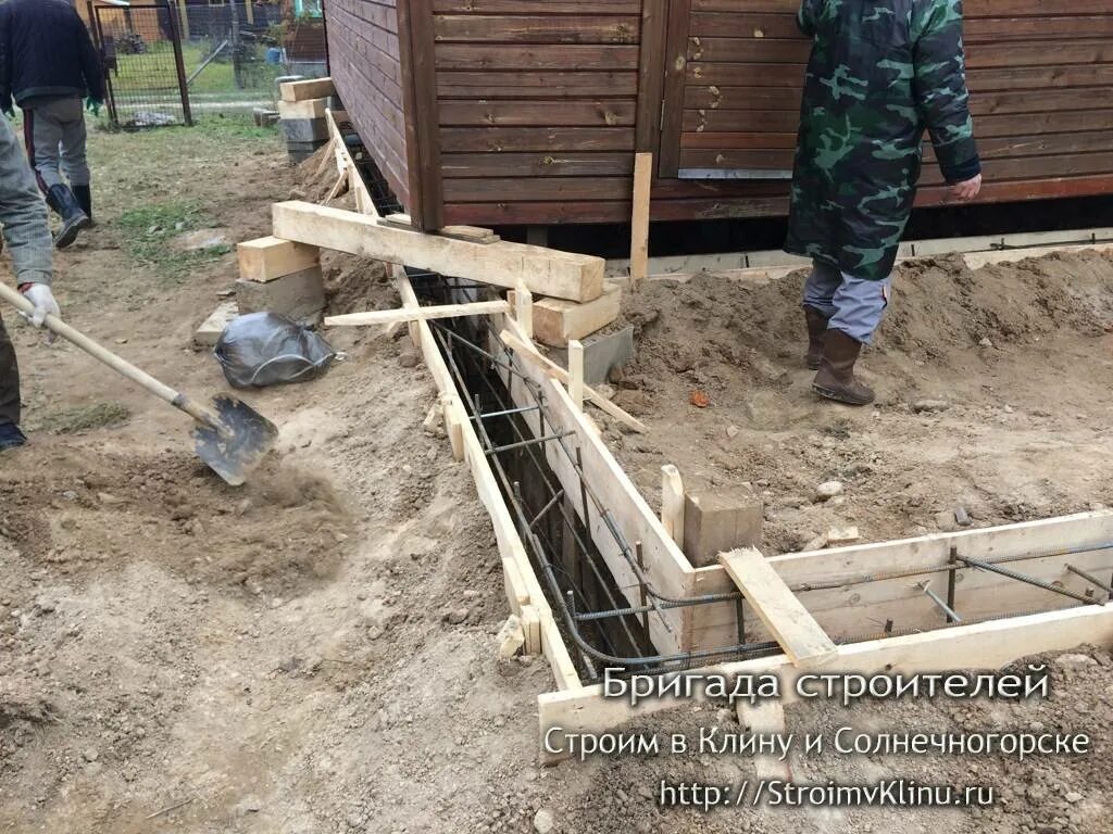 Как правильно заливать фундамент видео. Заливка фундамента под готовый дом. поднятие дома и заливка фундамента. заливка фундамента под домом бревенчатым. фундамент под имеющийся дом.