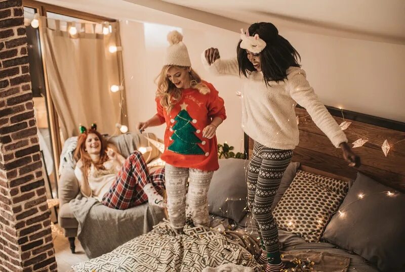 фотосессия с подругами в комнате. комната для ночевки. что можно поделать на ночевке ночью. домик для ночевки. ночевка с друзьями.