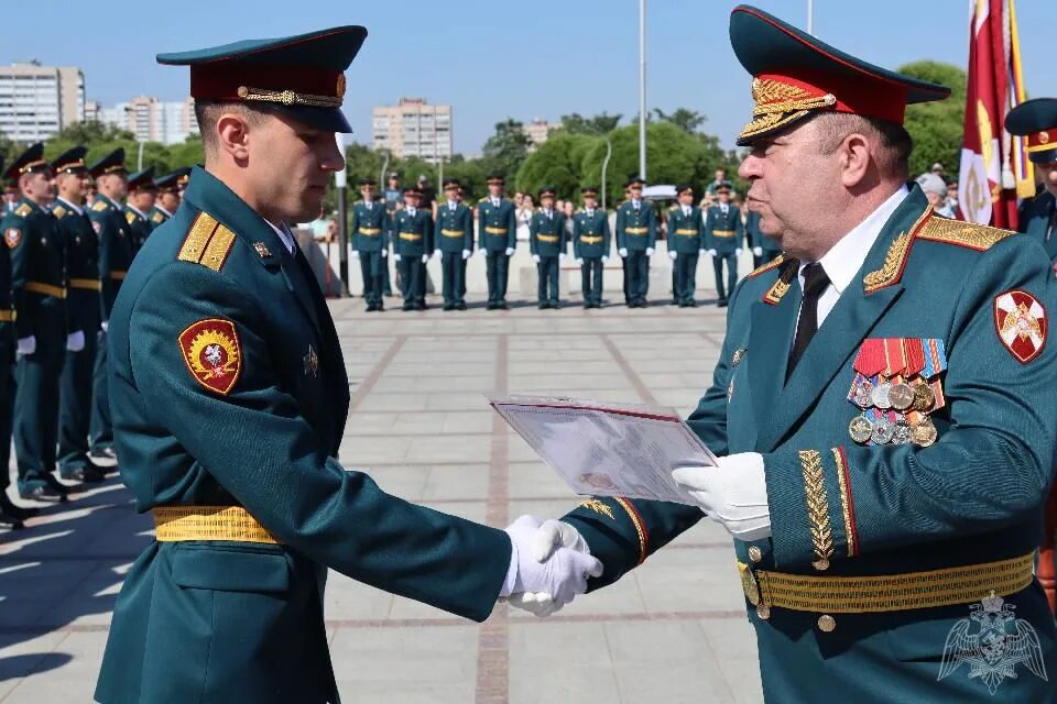 Выпуск молодых. Выпуск офицеров. выпуск молодых офицеров. росгвардия выпуск офицеров. офицер армии россии.