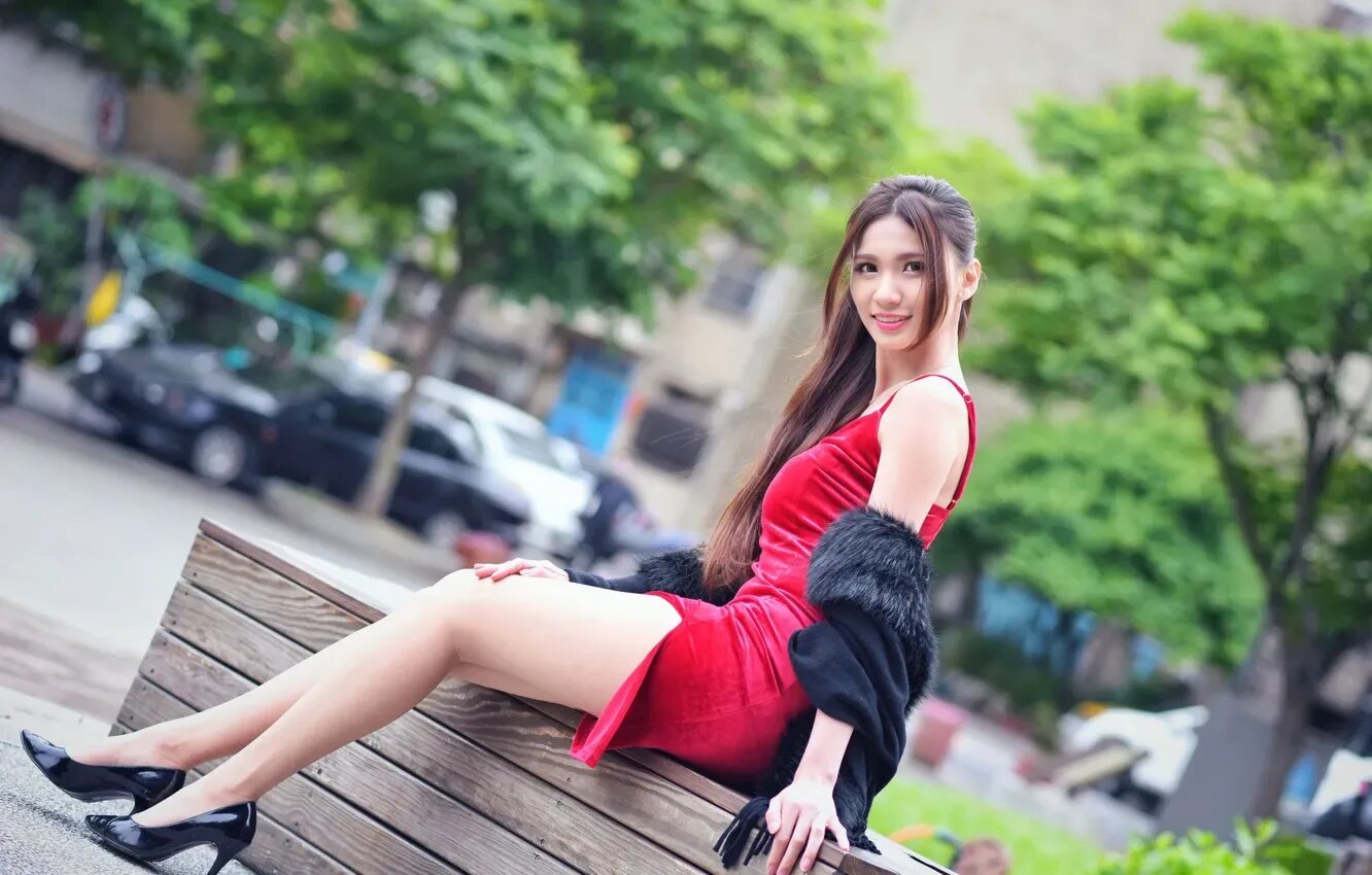 Азиатка на высоких каблуках 
