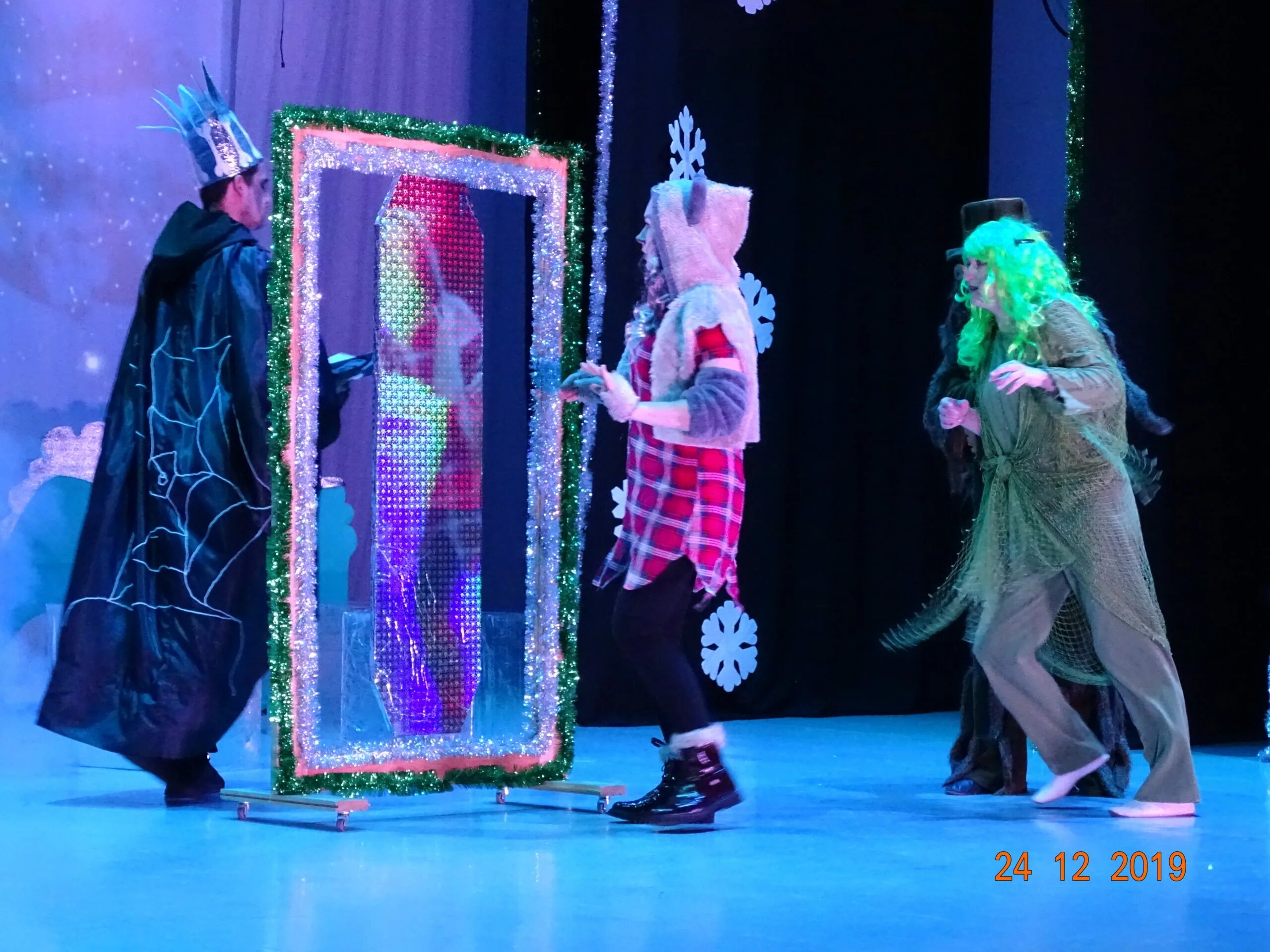 Театрализованное представление волшебный. Театрализованное представление в детском саду. Балет красная шапочка воронежский театр оперы и балета. Магическое представление. Костюм волшебное зеркало новогодний.