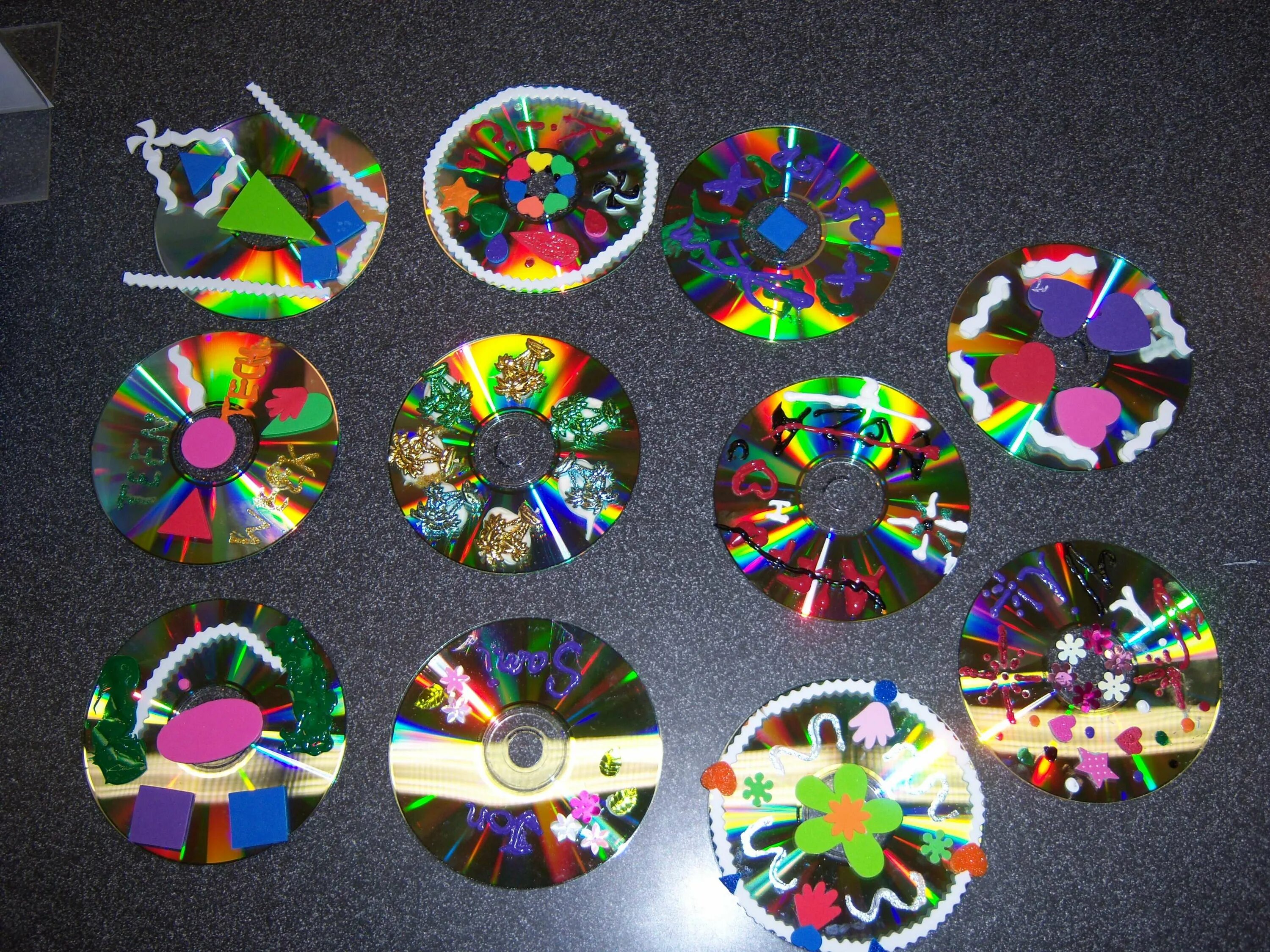 Много использованных дисков. Поделки из дисков. Панно из дисков. Подставка из дисков. Развивающие игрушки из дисков.