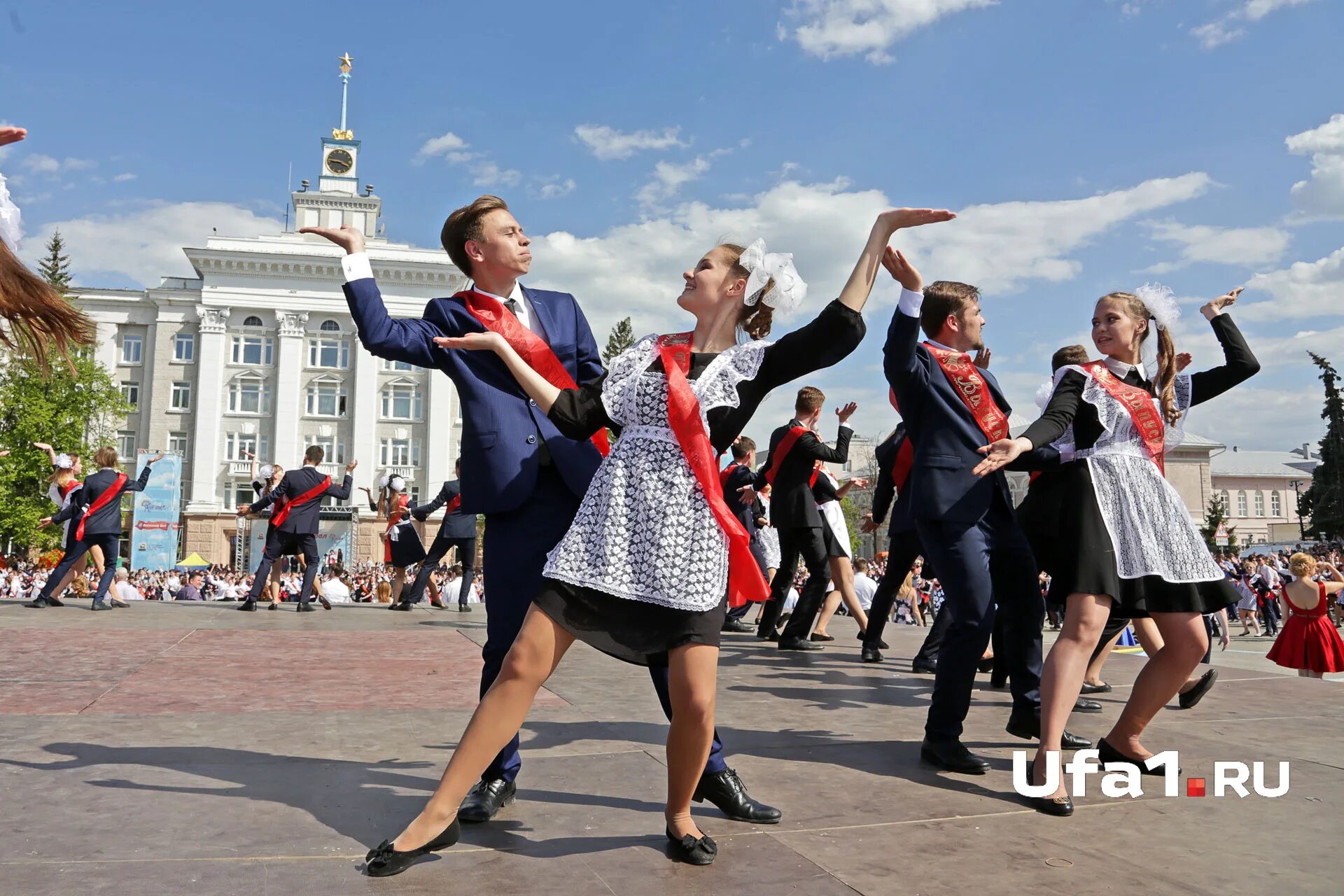 Вход на выпускной вальс. Выпускной танец. Танец на выпускной 11 класс. Танцующие выпускники. Вальс выпускников.