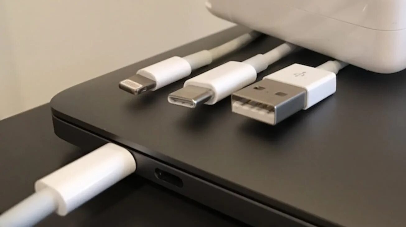 Thunderbolt 4 USB-C. USB Type-c / Thunderbolt 3. Apple USB C Port.