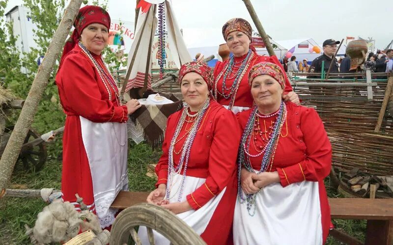 Одноклассники мордовия. Мордва праздник Шумбрат. Мордва Республика Мордовия. Мордовцы национальный праздник. Покров баба Мордовский праздник.