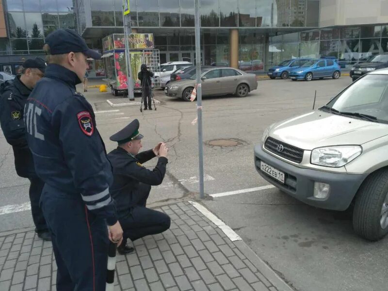 Сайт гибдд сыктывкар. Розыск ГИБДД. Машина в розыске ГИБДД. ГИБДД Сыктывкар. Приставы с ДПС.