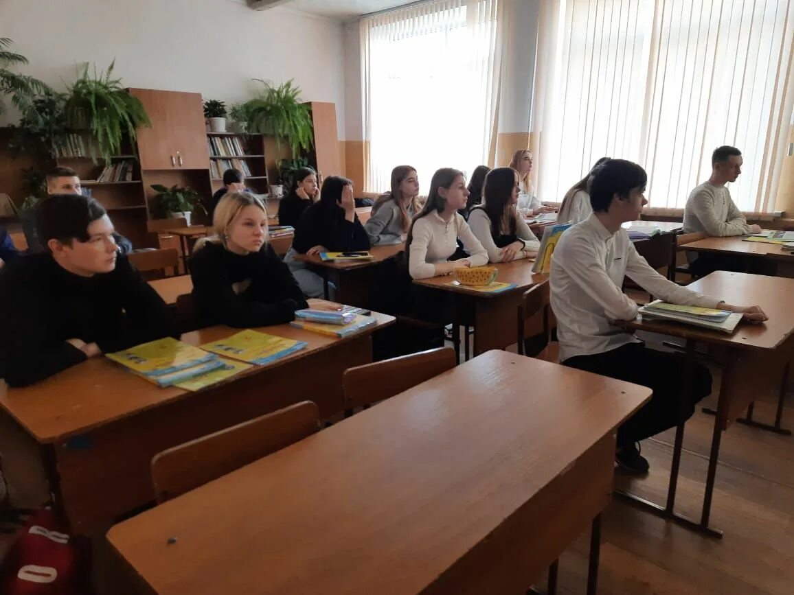 вечерние платья на выпускной 2022. школа 9 чебоксары. выпускной в школе 11. 36 школа 2022. выпускники 11 класса.